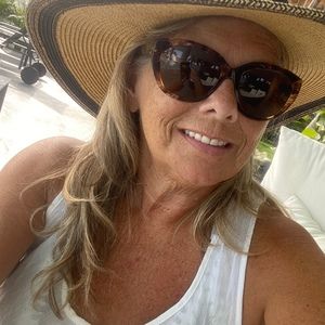 Meet your Posher, Deborah